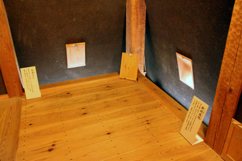 五階櫓の内部。石落としと鉄砲狭間