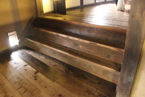 床の階段。