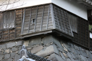 続櫓の石落としと鉄砲狭間