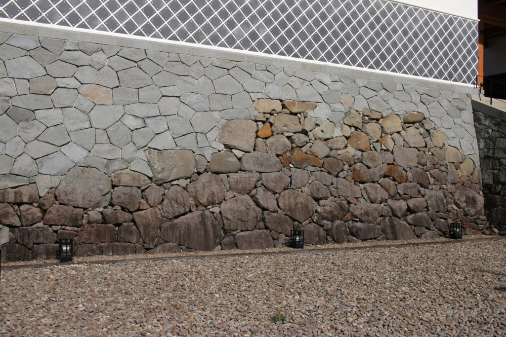 奉行所正門の石垣