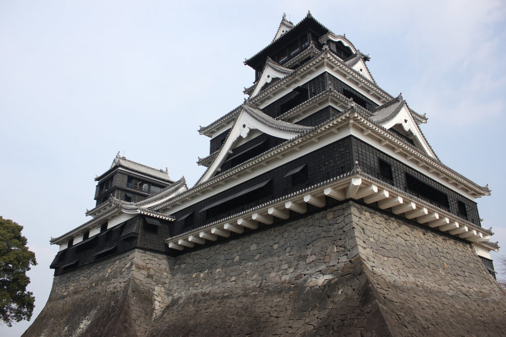 平左衛門丸(西側)から見上げた大小天守