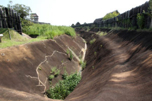 環壕と土塁