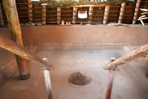 中で食事ができるという竪穴住居の内部