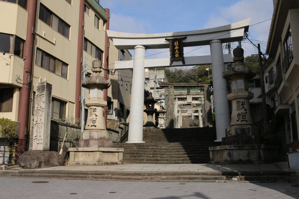 諏訪神社の前(長崎市馬町)