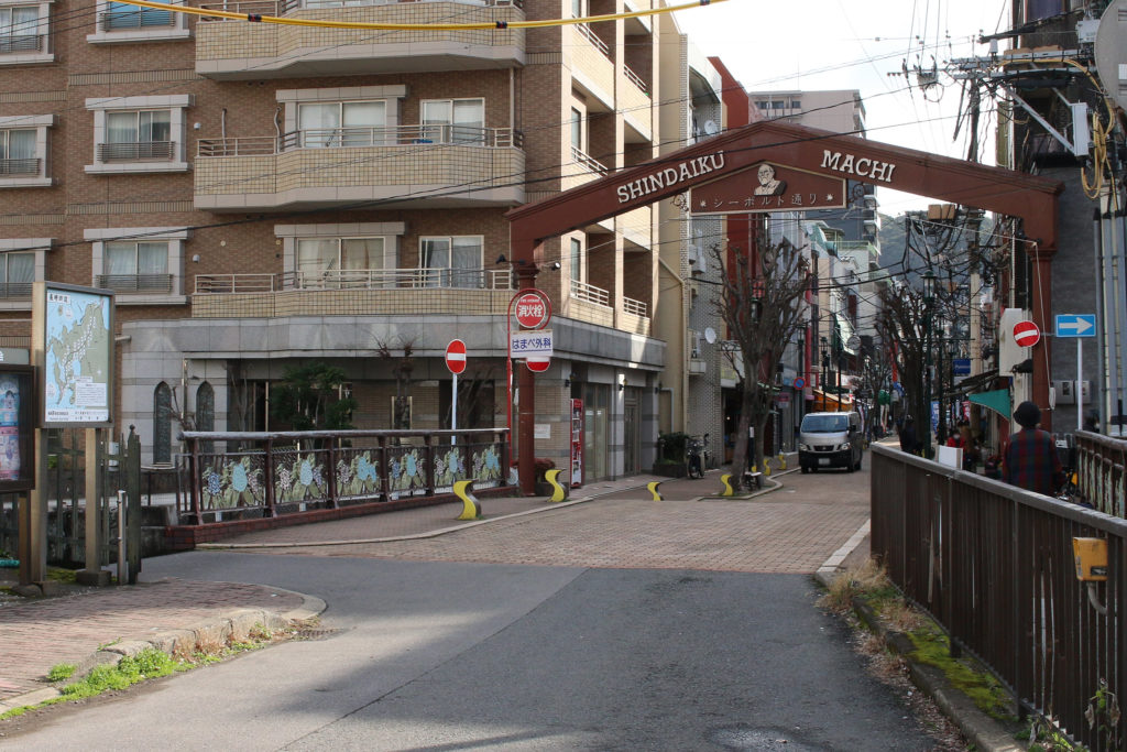 シーボルト通り入口と長崎街道の案内板(長崎市新大工町1-3)