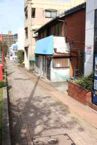 蛍茶屋駅まえの通りから「食違」の階段へ