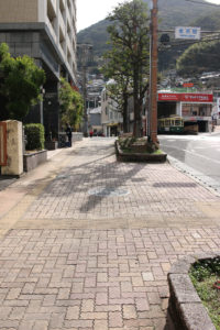 蛍茶屋駅まえの通りから「食違」の階段へ