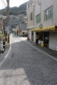 一の瀬橋を抜けて商店街