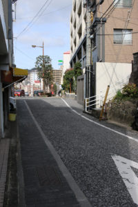 長崎市中川2丁目、一の瀬橋と商店街を抜けて蛍茶屋駅前の通りを目指す