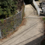 県道16号と街道をつなぐ階段(本河内3丁目.)