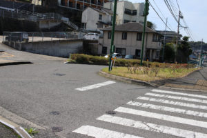 国道34号線「番所」バス停の裏側(南側)の道へ向かう(本河内2丁目)