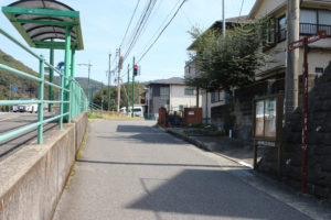 国道34号線「番所」バス停の裏側(南側)の道(本河内2丁目)