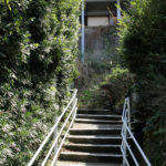 すごく細い旧街道(本河内2丁目)。奥に教会がみえる