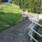 すごく細い旧街道(本河内2丁目)。奥にお宅がみえる