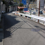 正面の地下歩道をとおって蛍茶屋駅方面へ(本河内2丁目)