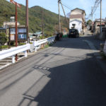 案内板の傍の階段を降りる(本河内2丁目)