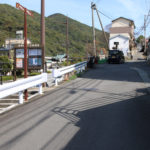 案内板のある階段を降りる(本河内1丁目)