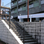 案内板のある階段を降りたら地下歩道から蛍茶屋跡地へ(本河内1丁目)