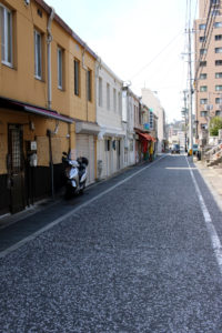 一の瀬橋を抜けて商店街