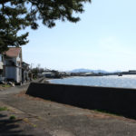 松と民家と大村湾