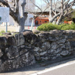 松原小学校と庄屋跡と案内板。立派な石垣