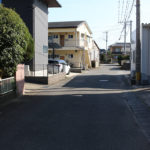 皆同町の街道。住宅が並ぶ