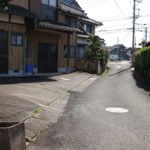 街道の道標、先に横切る国道34号線がみえる