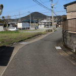 街道(皆同町)から国道を振り返る