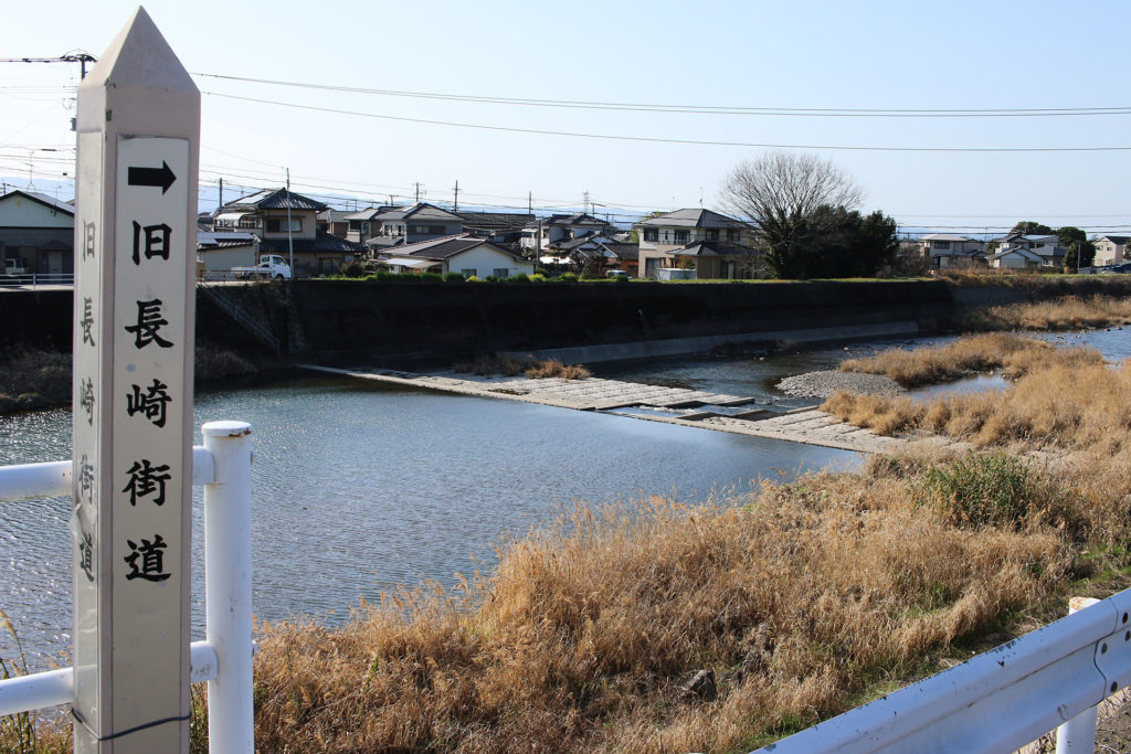 長崎街道の道標と郡川。シーボルトが渡ったあたり(皆同町)