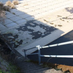 郡川から階段で登れる