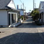 長崎街道と奥に国道34号線(沖田町)