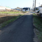 左側に線路と新幹線の車両基地