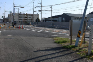長崎街道(左)と国道34号線(右)(宮小路3丁目)