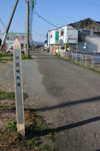 長崎街道と道標(宮小路3丁目)