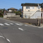 道標の交差点を南方向へ(杭出津2丁目)