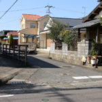 長崎街道の看板と辻道標(杭出津2丁目)