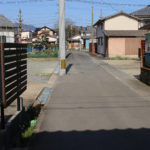 長崎街道と案内板。よく見ると案内板は二つ映っている。(杭出津3丁目)