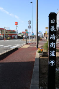 国道34号線と道標(西大村本町)