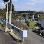 長崎街道グネグネ下り坂と道標(岩松町)