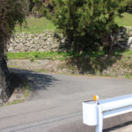 長崎街道下り坂と道標(岩松町)