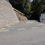 街道は下り坂へ。このあたりから久原→岩松町