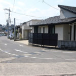住宅街を曲がる街道(向木場町-久原2丁目)