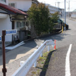 街道と道標。左側の下り道が街道(木場1丁目)