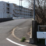 橋になっている街道。右側に長崎街道の道標(木場1丁目)