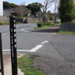 県道257号線と街道の合流点と道標(木場1丁目-久原2丁目)