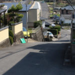 起伏が激しい通り。先に見える街道が県道と合流している(須田ノ木町-玖島2丁目)