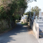 墓地の横を通る街道(須田ノ木町-玖島2丁目)