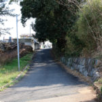 石垣と墓地がある街道(須田ノ木町-玖島2丁目)
