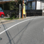 長崎街道の道標を左折(東方向)(玖島3丁目)