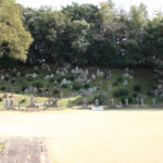 戊辰の役戦没者の碑、庭園、とゲートボールの練習をしているお爺さん